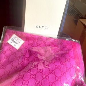 GUCCI scarf / shawl red pink in color
